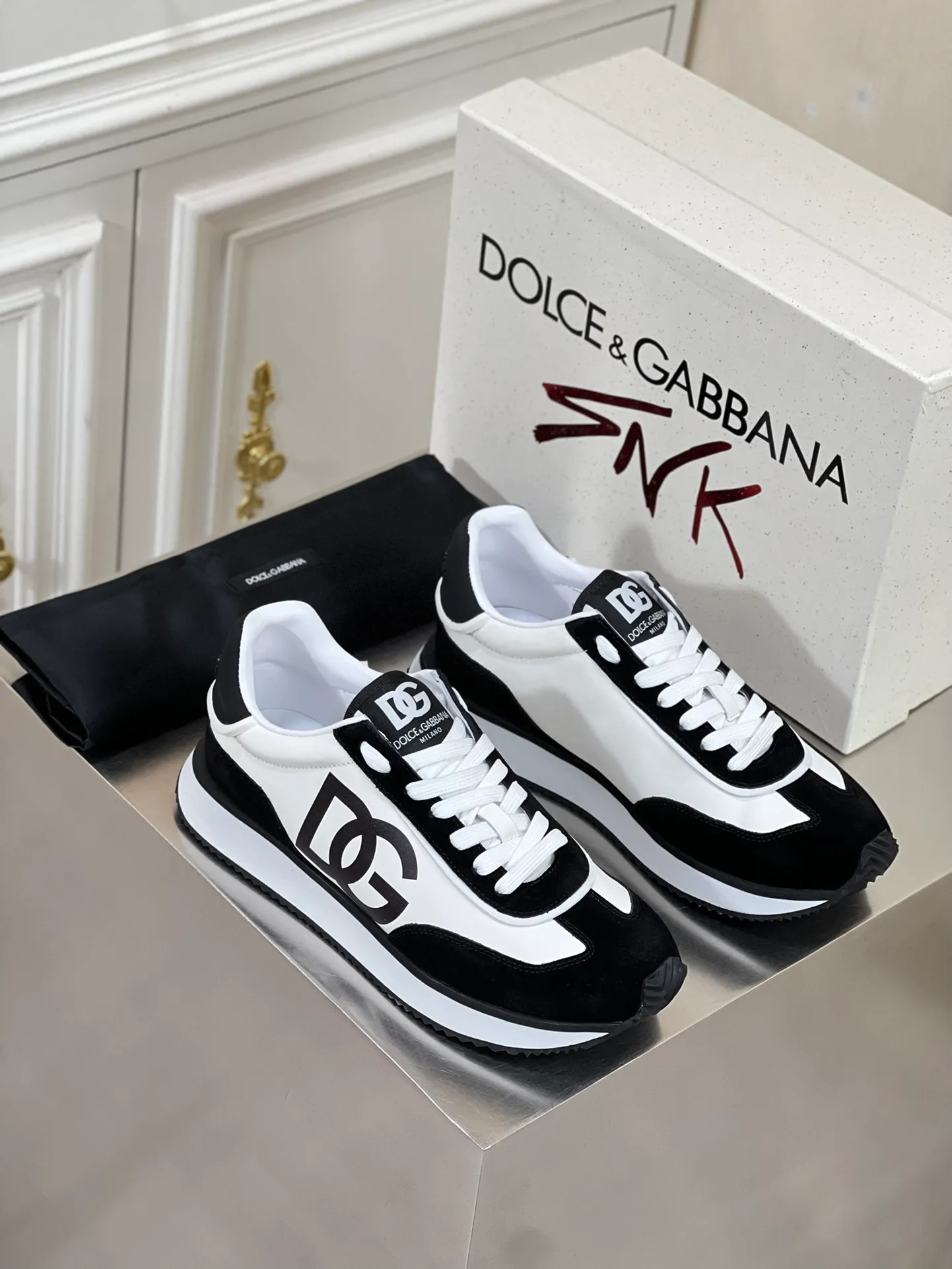 Factory price: 458💰••New product•• Dolce&G*_dgDolce&G*_dgDolce&G*_dgDolce&G*_dgDolce&G*_dgDolce&G*_dgDolce&G*_dgDolce&G*_dgDolce&G* 2024 new men's lace-up leather casual sneakers for early spring are made of imported suede cowhide spliced ​​with waterproof fabrics, mixed and matched color design, a fashionable and energetic sneaker that can easily meet the needs of modern dressing and highlight the contemporary lifestyle style. The foot is fully lined with cowhide for greater comfort. The tongue and heel are decorated with logos. It is equipped with a rubber outsole. The heel and toe are wrapped to further protect our feet. It is a model worth buying! Size: 39-44 (customized at 38.45)